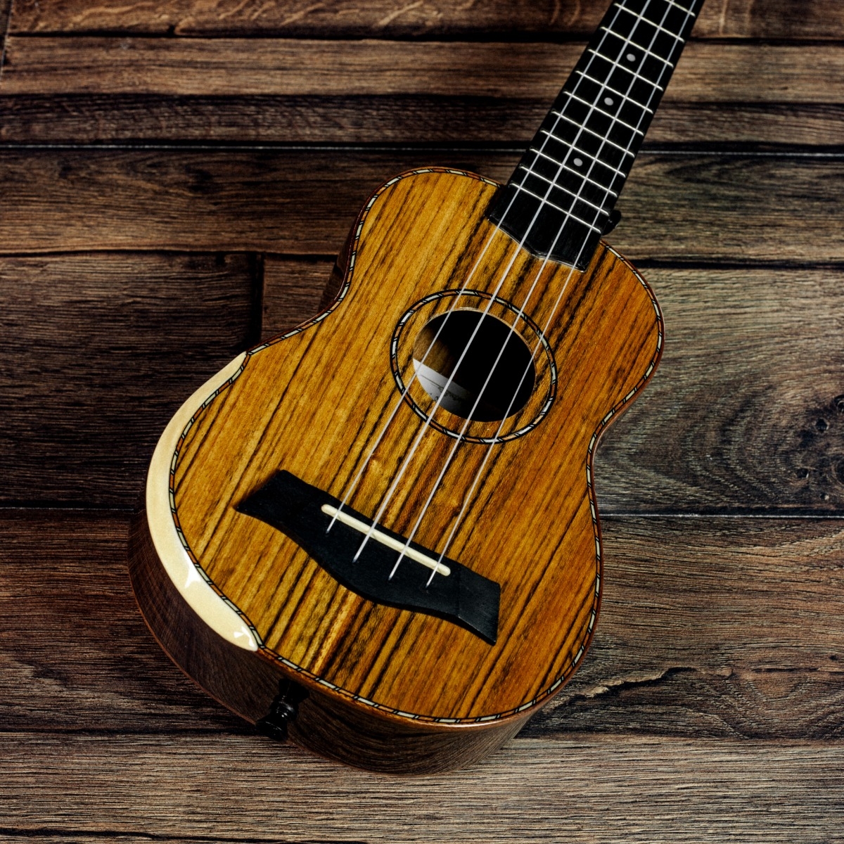 barnes-mullins-soprano-ukulele-walnut_6915aa7ca0591.jpg