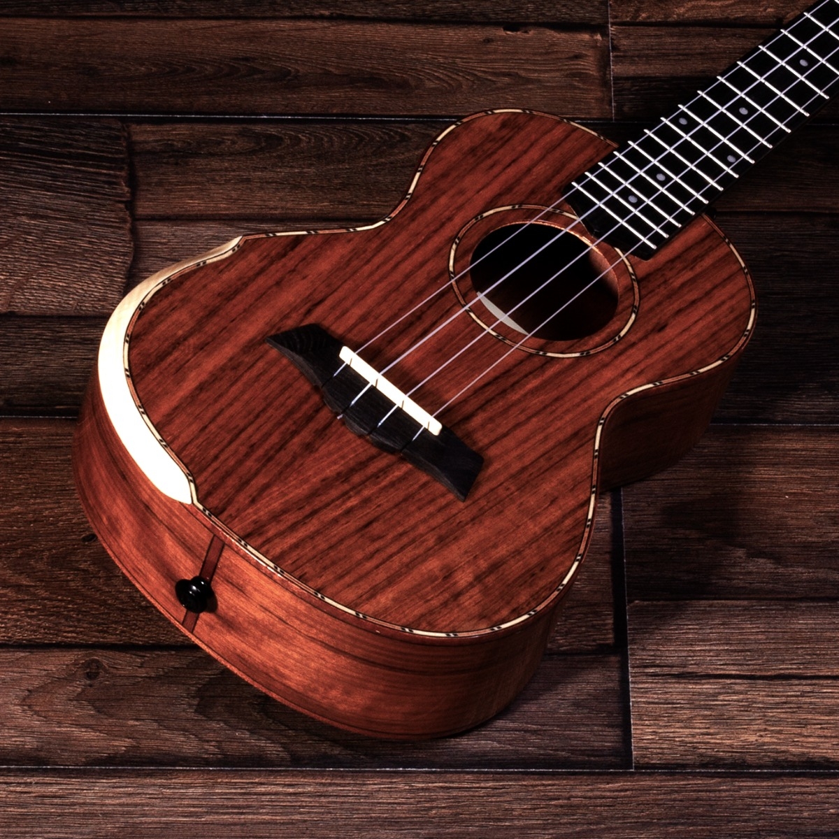 barnes-mullins-tenor-ukulele-walnut_6915ae3d2dd52.jpg