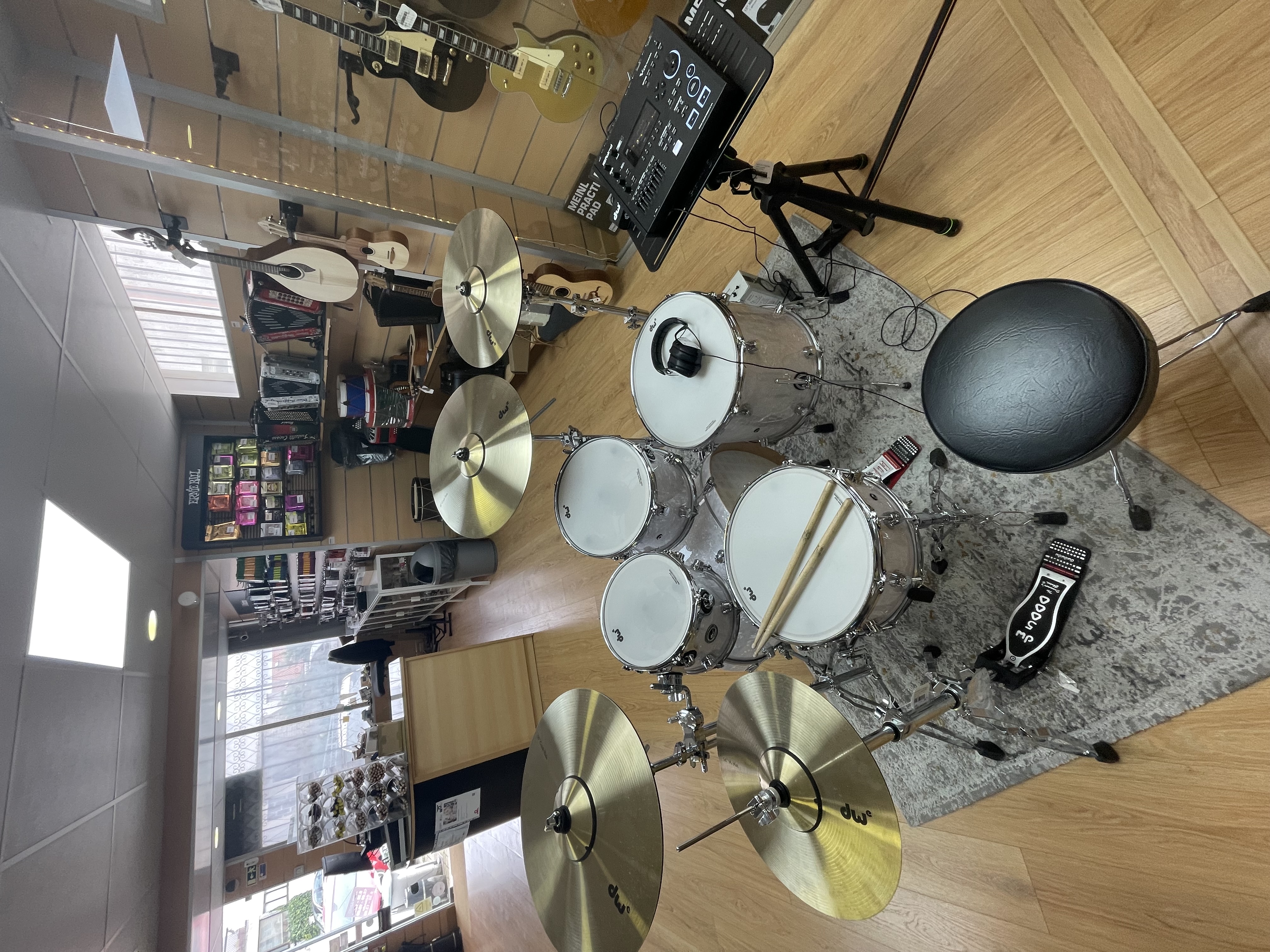 bdw-dwe-5-piece-drum-kit-bundle-white-marine-pearl-roland-v71-4cy-4wt-01-dektfp05tbwmcprcv71-b_6a16e9f27ebf9.jpeg