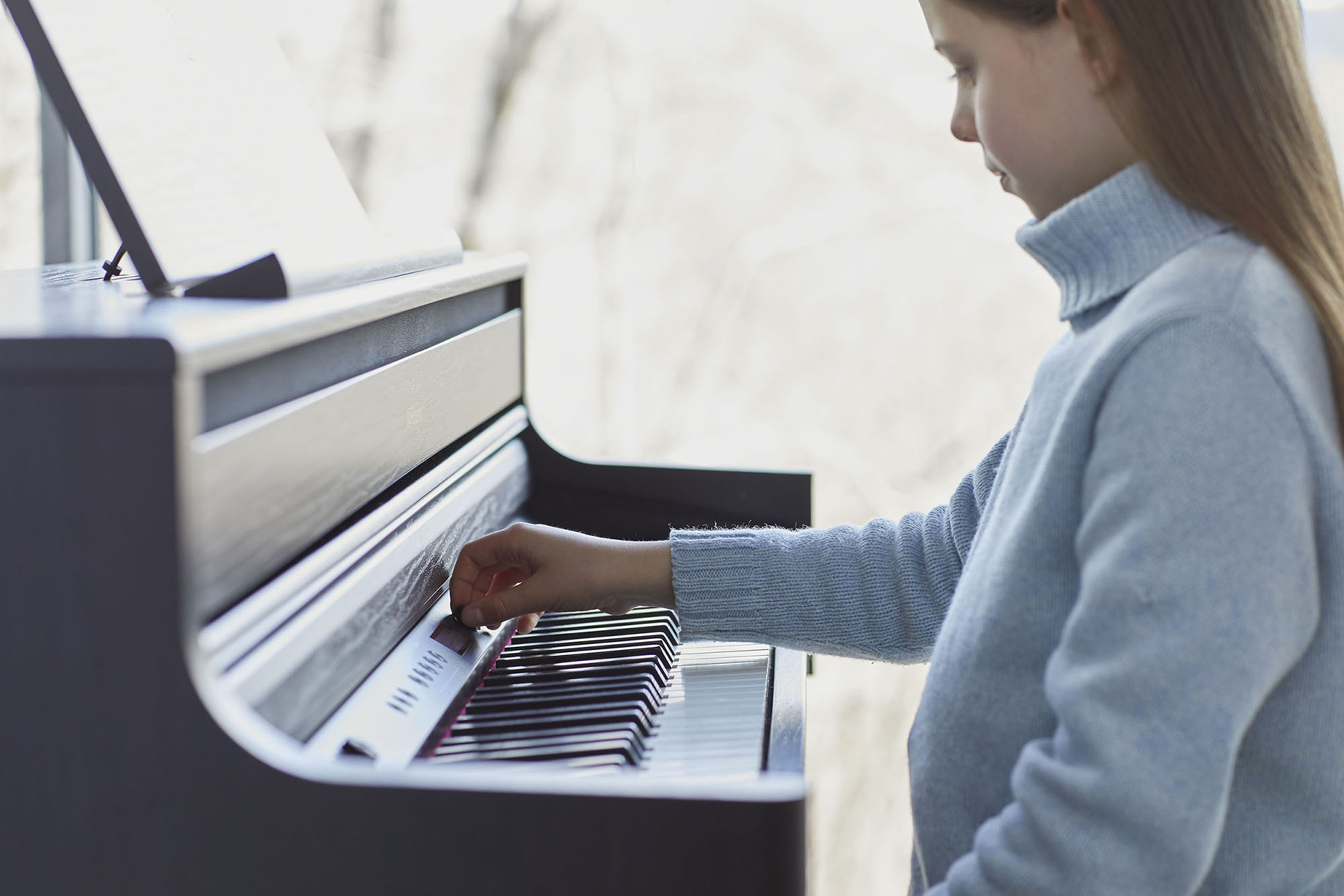 bpiano-digital-roland-hp704-ch-charcoal-black-preto-acetinado-premium-piano-eletrico-vertical-b_68b82ab541fb5.jpg