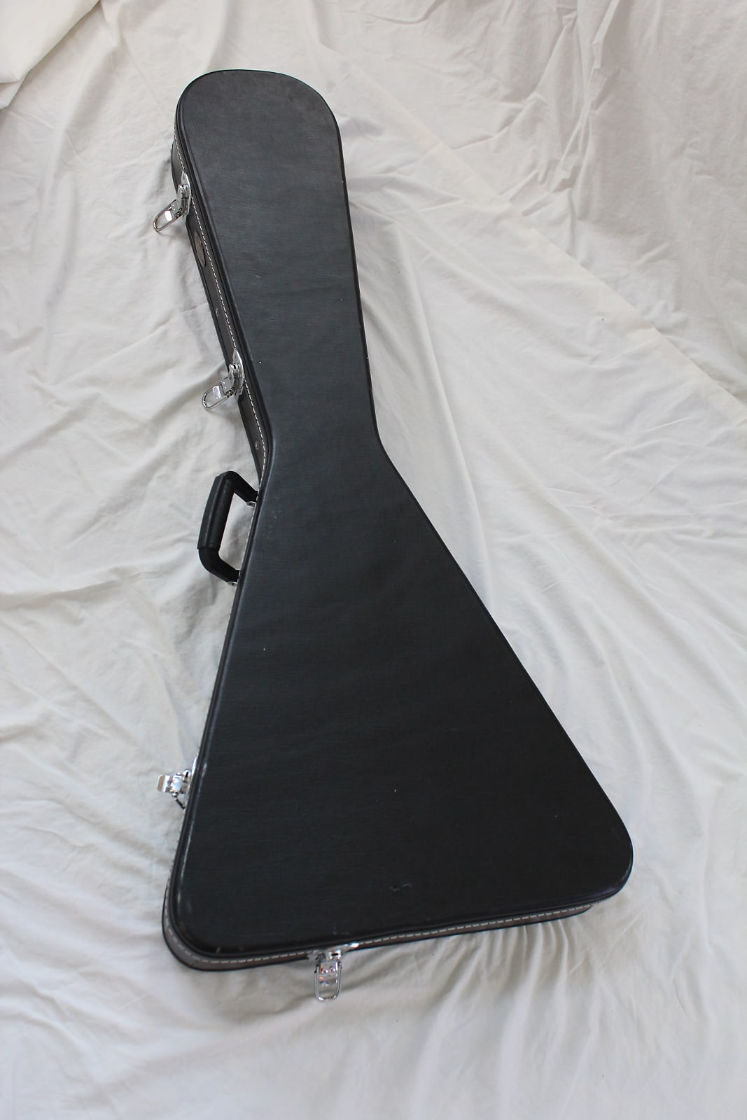 cnb-ec20-fv-flying-v-electric-guitar-case-black_61827d8e27b26.jpg