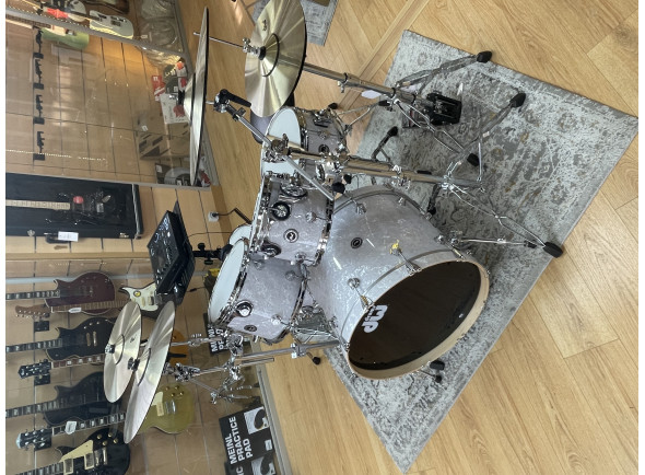 bdw-dwe-5-piece-drum-kit-bundle-white-marine-pearl-roland-v71-4cy-4wt-01-dektfp05tbwmcprcv71-b_6a16e9e388927.jpeg