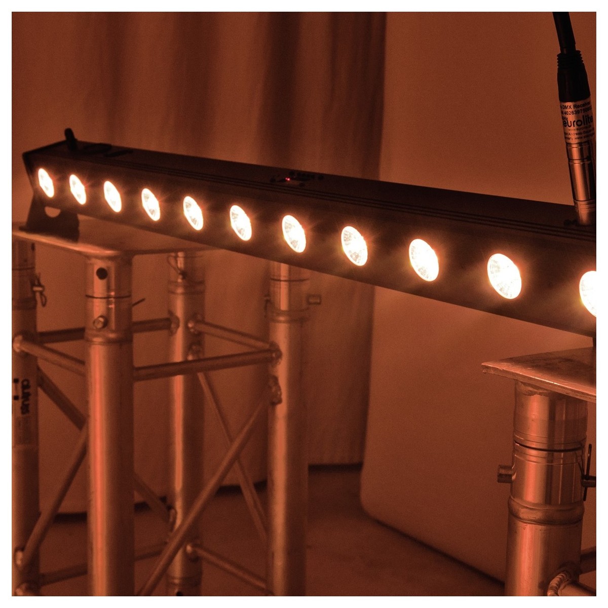 eurolite-led-bar-12-qcl-rgbw_69fdbd5a3beeb.jpg