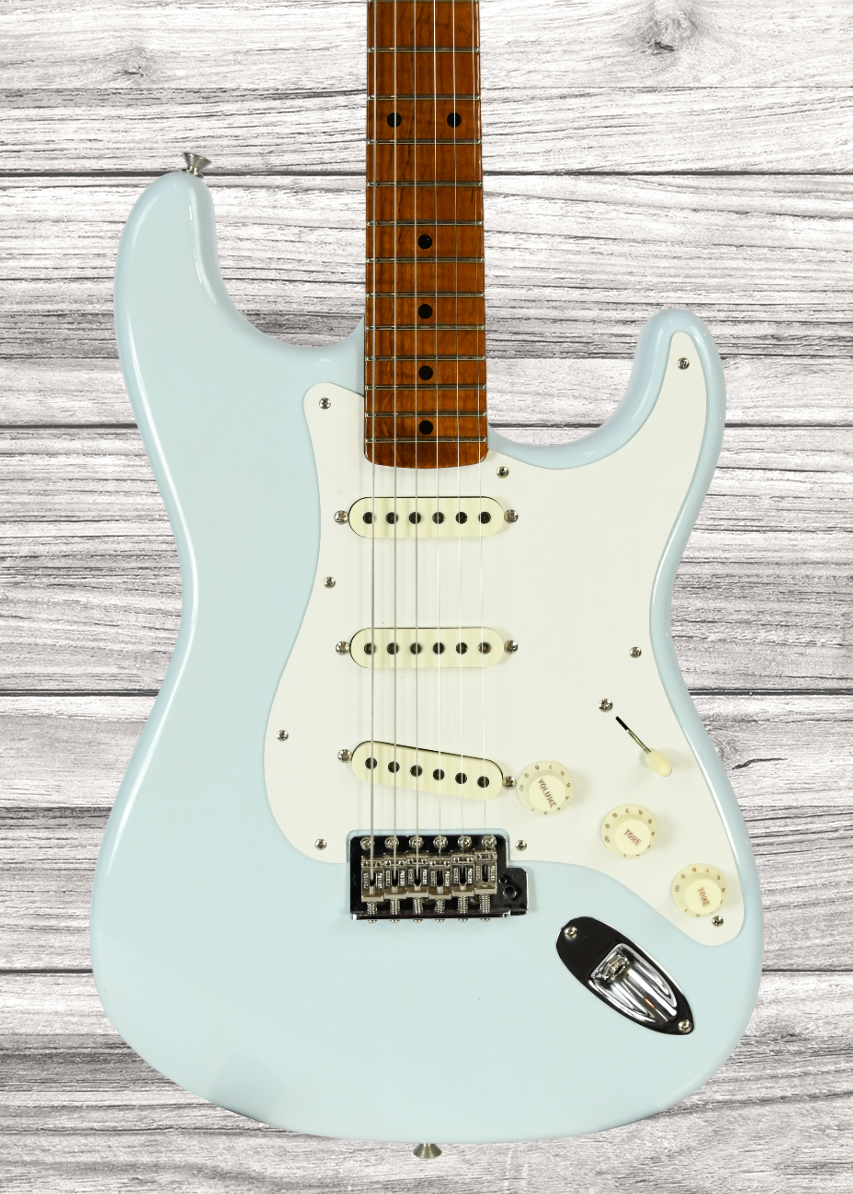 fender-2023-limited-edition-roasted-50s-dlx-closet-classic-1-piece-4a-roasted-flame-maple-faded-aged-sonic-blue_6675a97ff1308.png