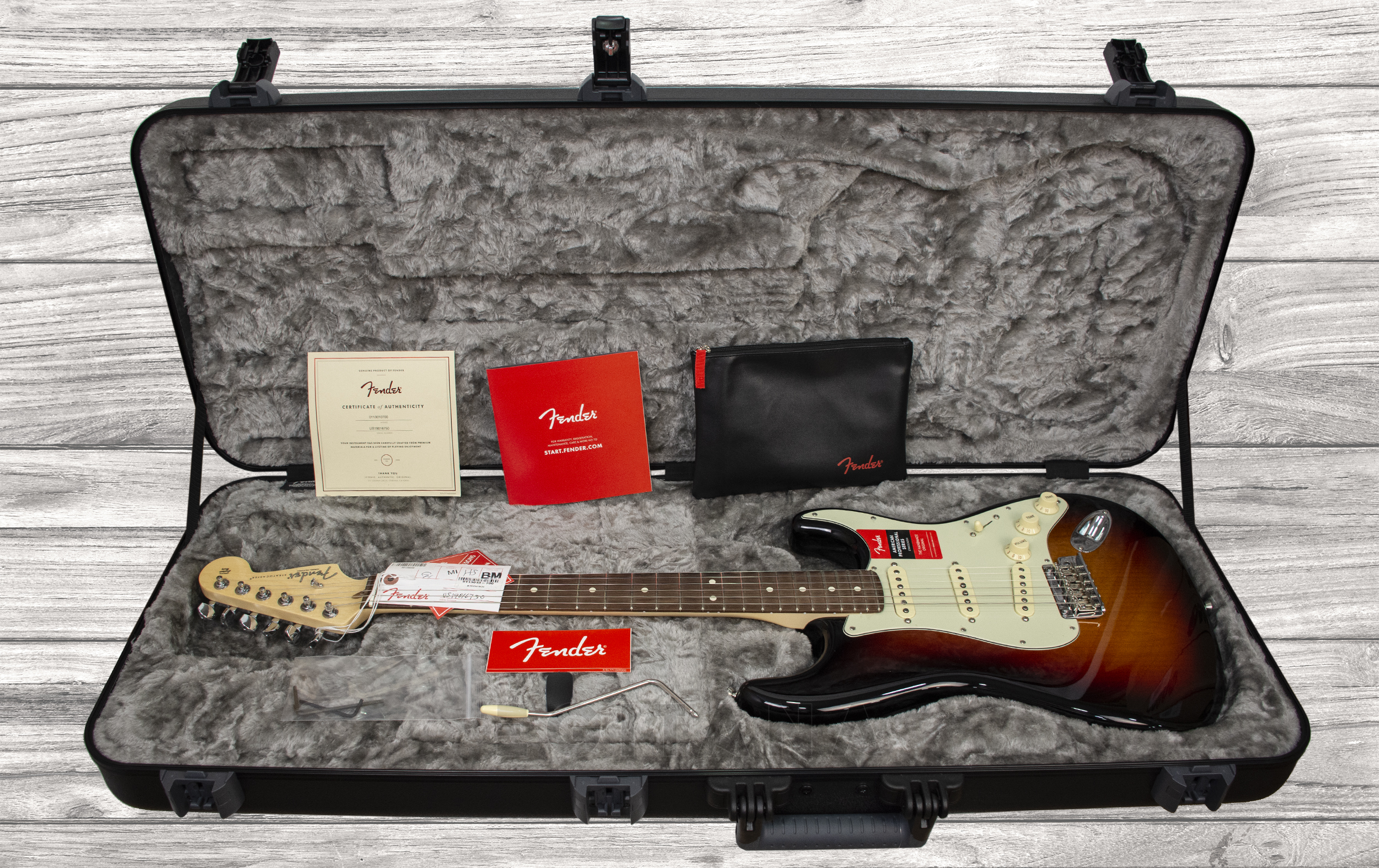 fender-american-pro-stratocaster-rw-3-color-sunburst_5f1e9eb10021f.jpg