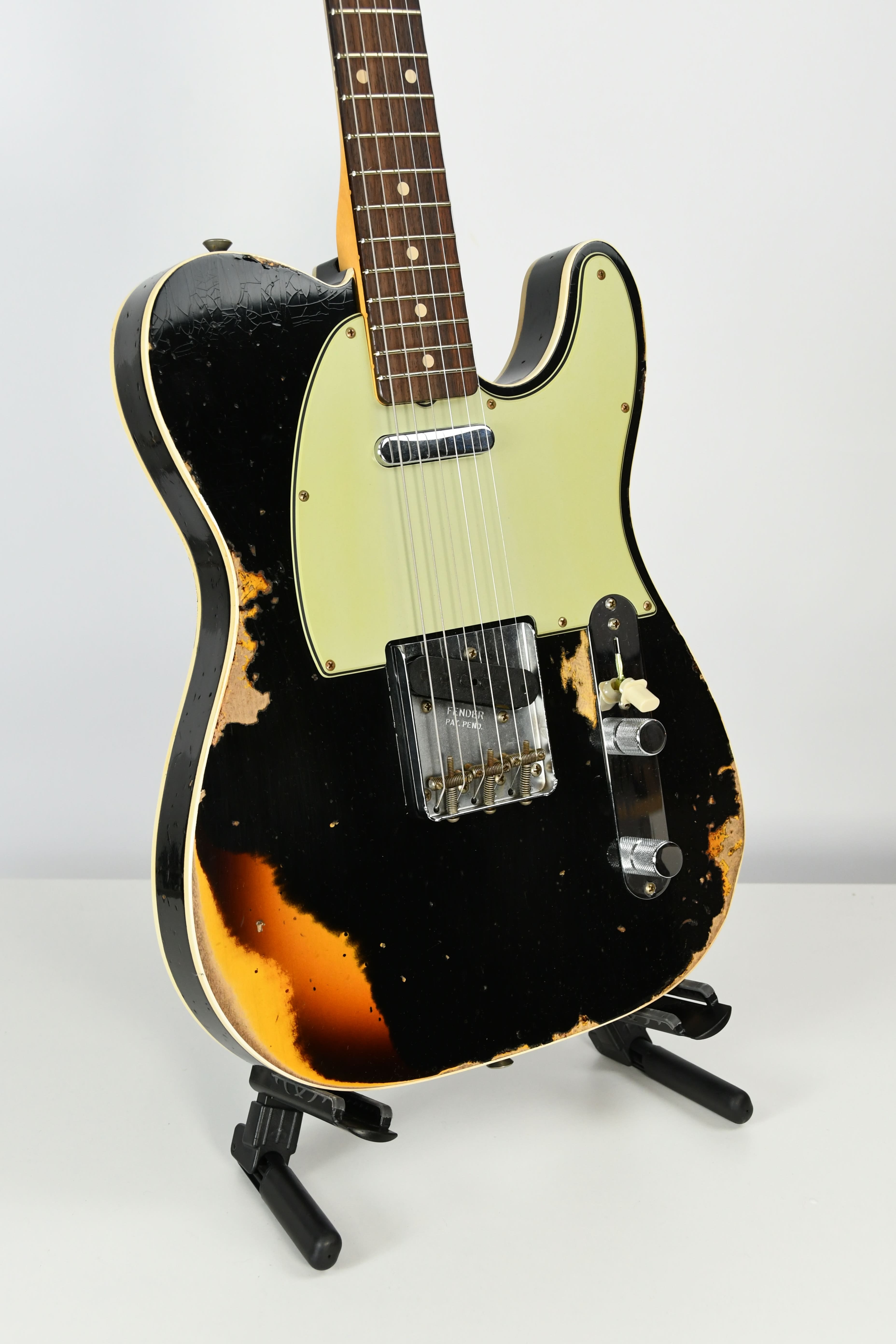 fender-custom-shop-1960-custom-heavy-relic-aged-black-chocolate-3-color-sunburst_66a1136491829.jpg