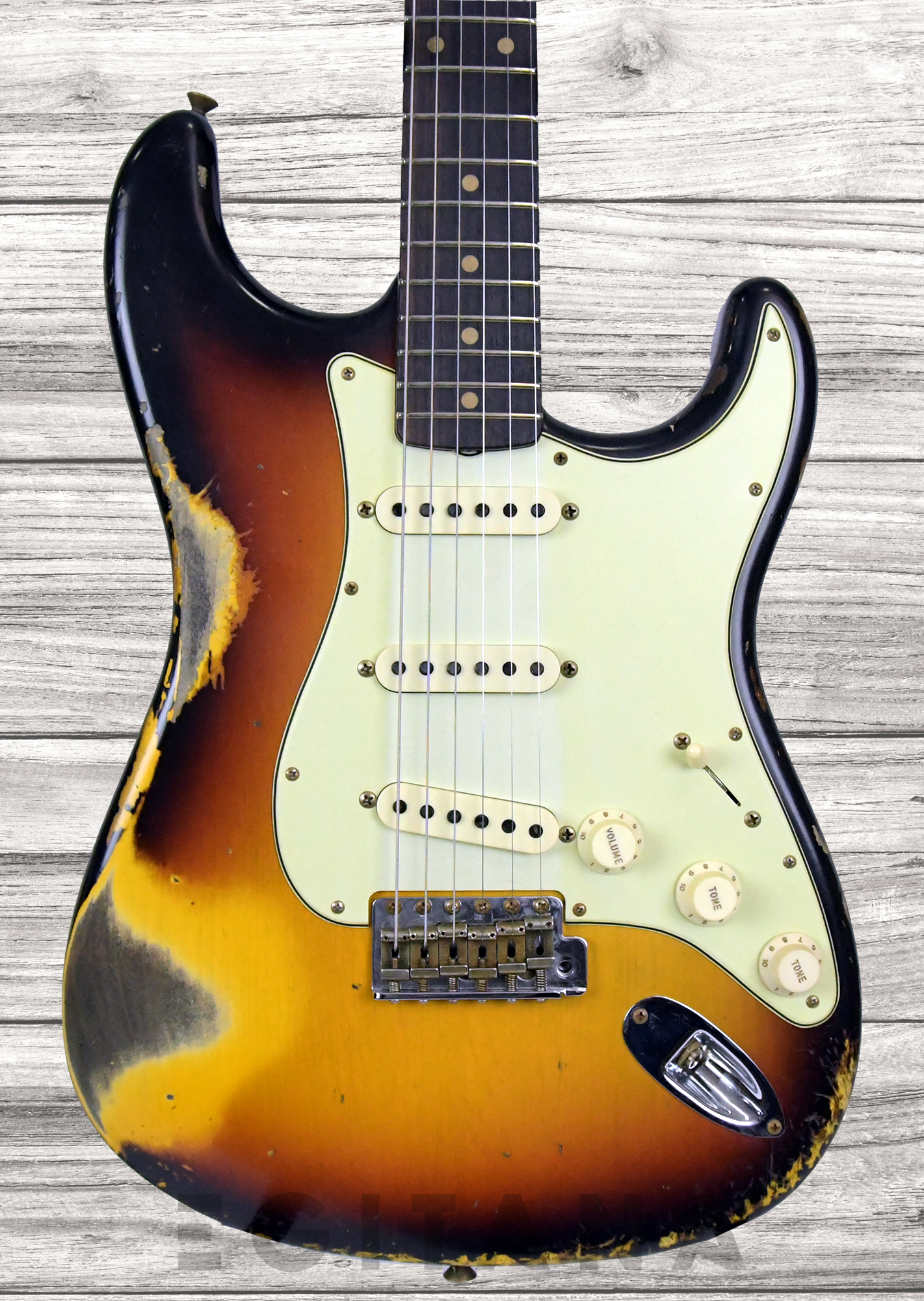 fender-custom-shop-1960-heavy-relic-faded-aged-3-color-sunburst_61a8987e844b4.png