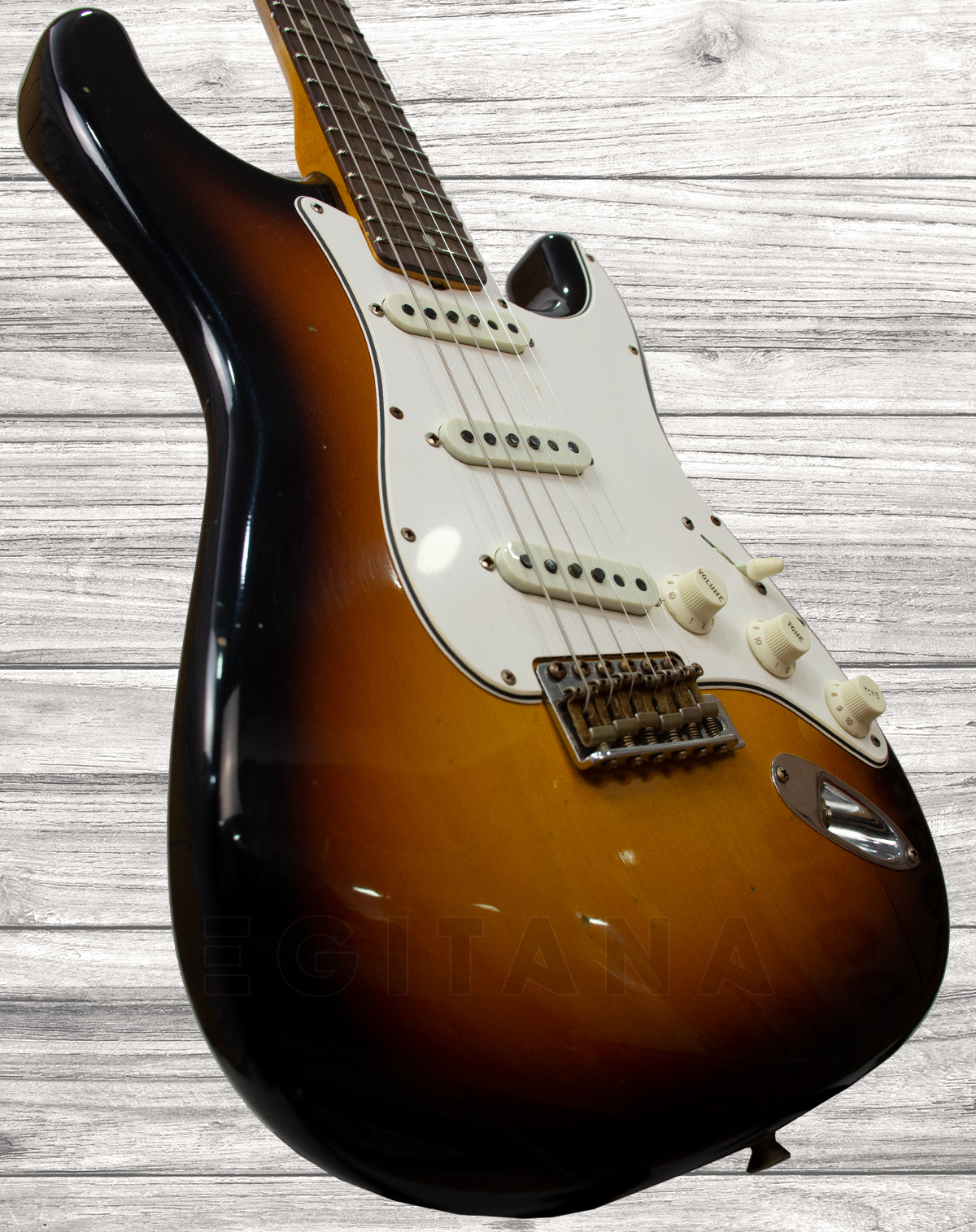 fender-custom-shop-1964-stratocaster-journeyman-relic-faded-3-colour-sunburst_5f1b0cede943d.jpg