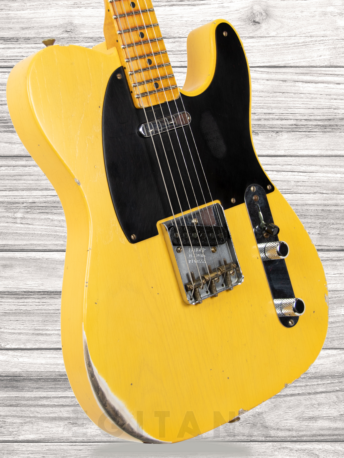 fender-custom-shop-70th-anniversary-relic-broadcaster-aged-blonde_606c8763dfdb0.jpg