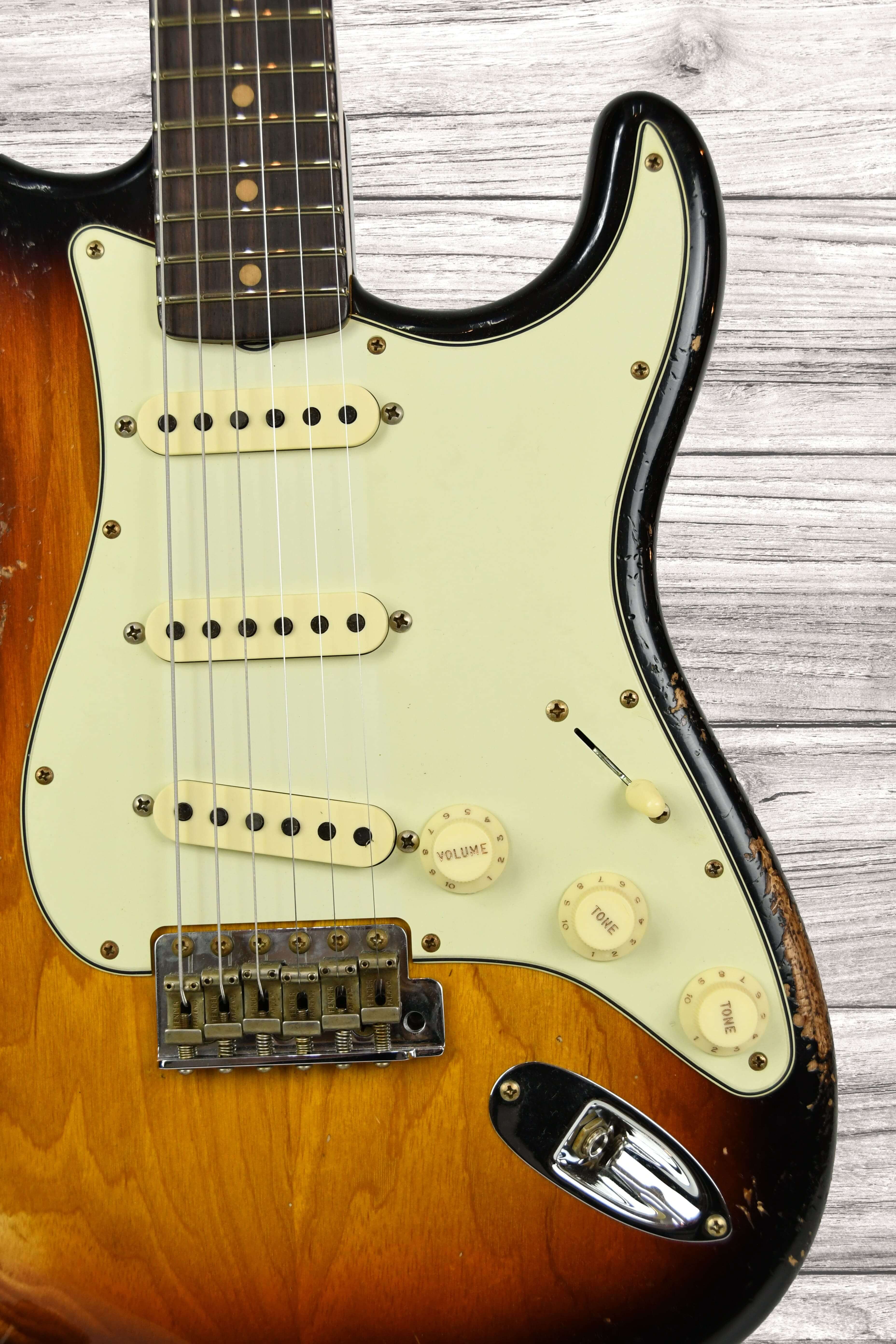 fender-custom-shop-lim-ed-62-strat-heavy-relic-faded-3-color-sunburst_66d7339a73870.jpg