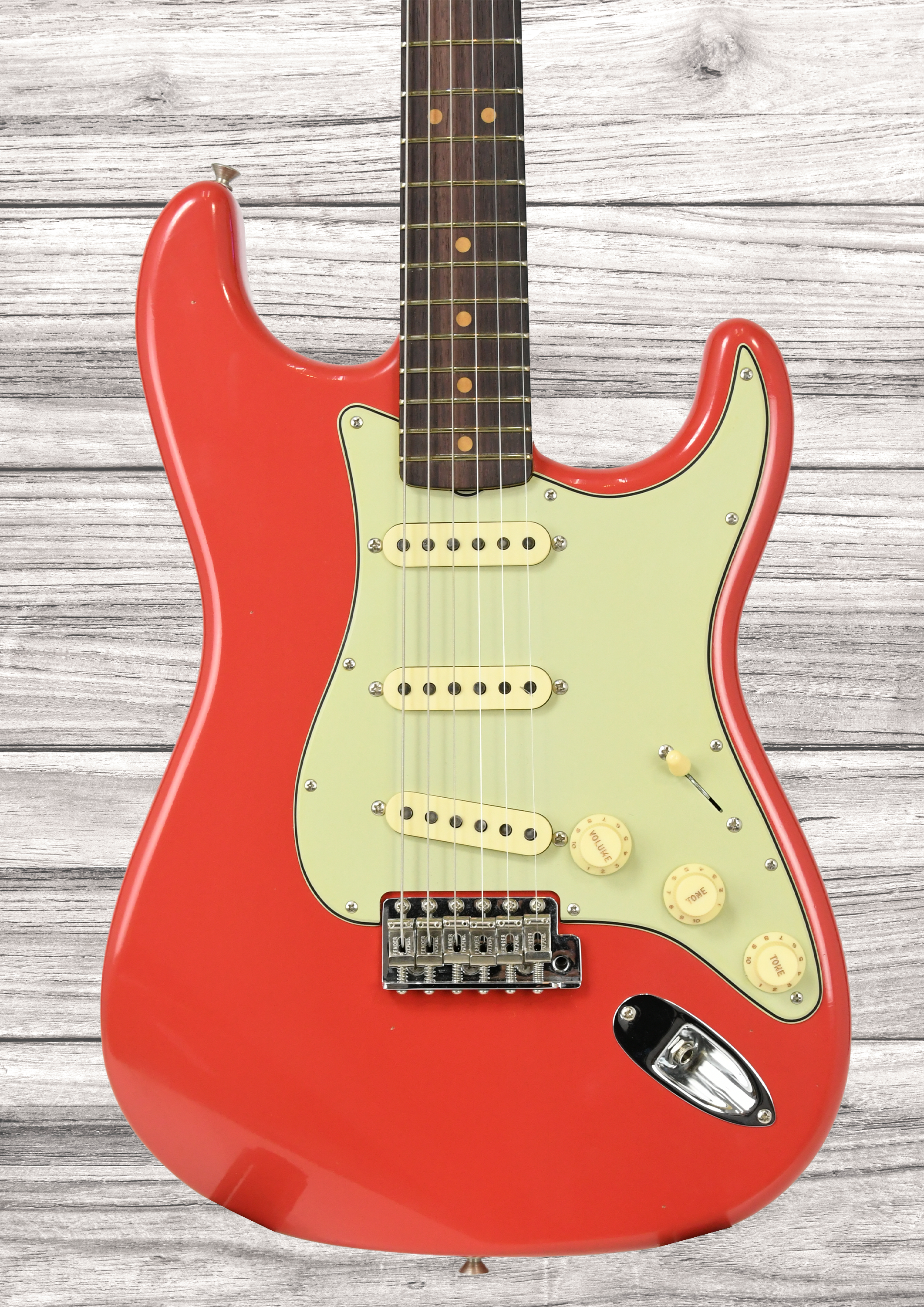 fender-custom-shop-limited-edition-63-stratocaster-journeyman-relic-aged-fiesta-red_694ab72fb875c.png