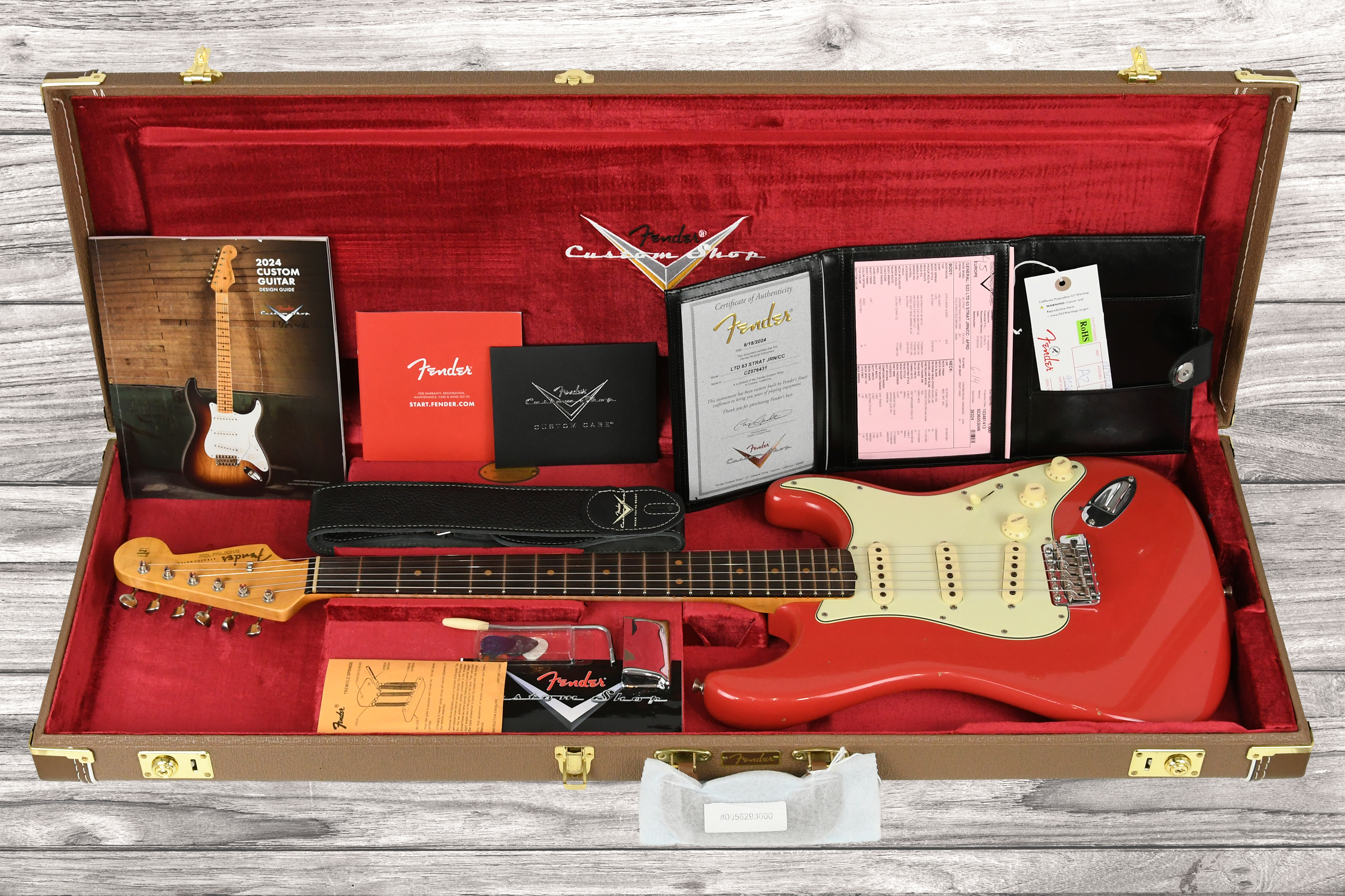 fender-custom-shop-limited-edition-63-stratocaster-journeyman-relic-aged-fiesta-red_69aefa6ade5f0.jpg