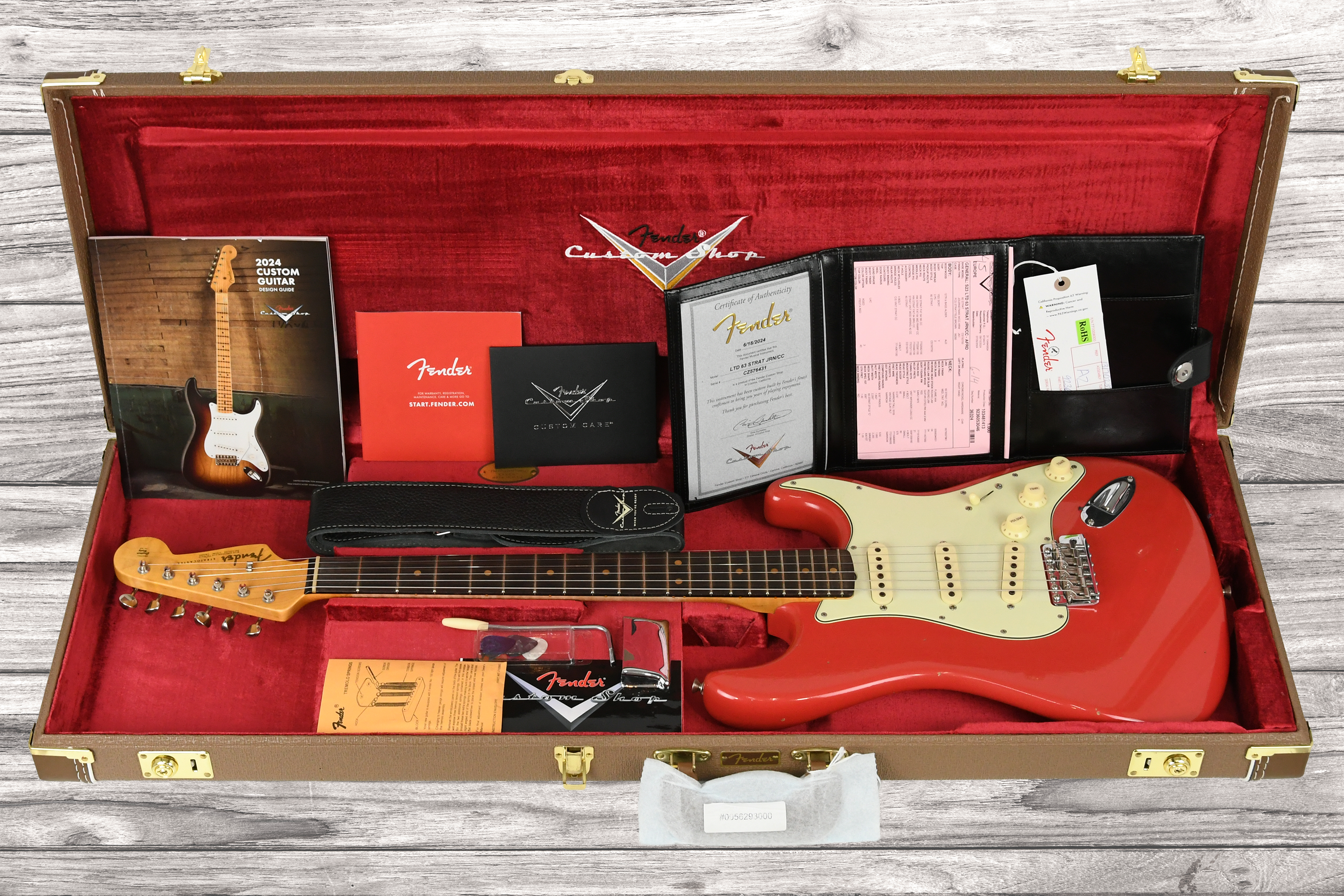 fender-custom-shop-limited-edition-63-stratocaster-journeyman-relic-aged-fiesta-red_69aefa6ade5f0.png
