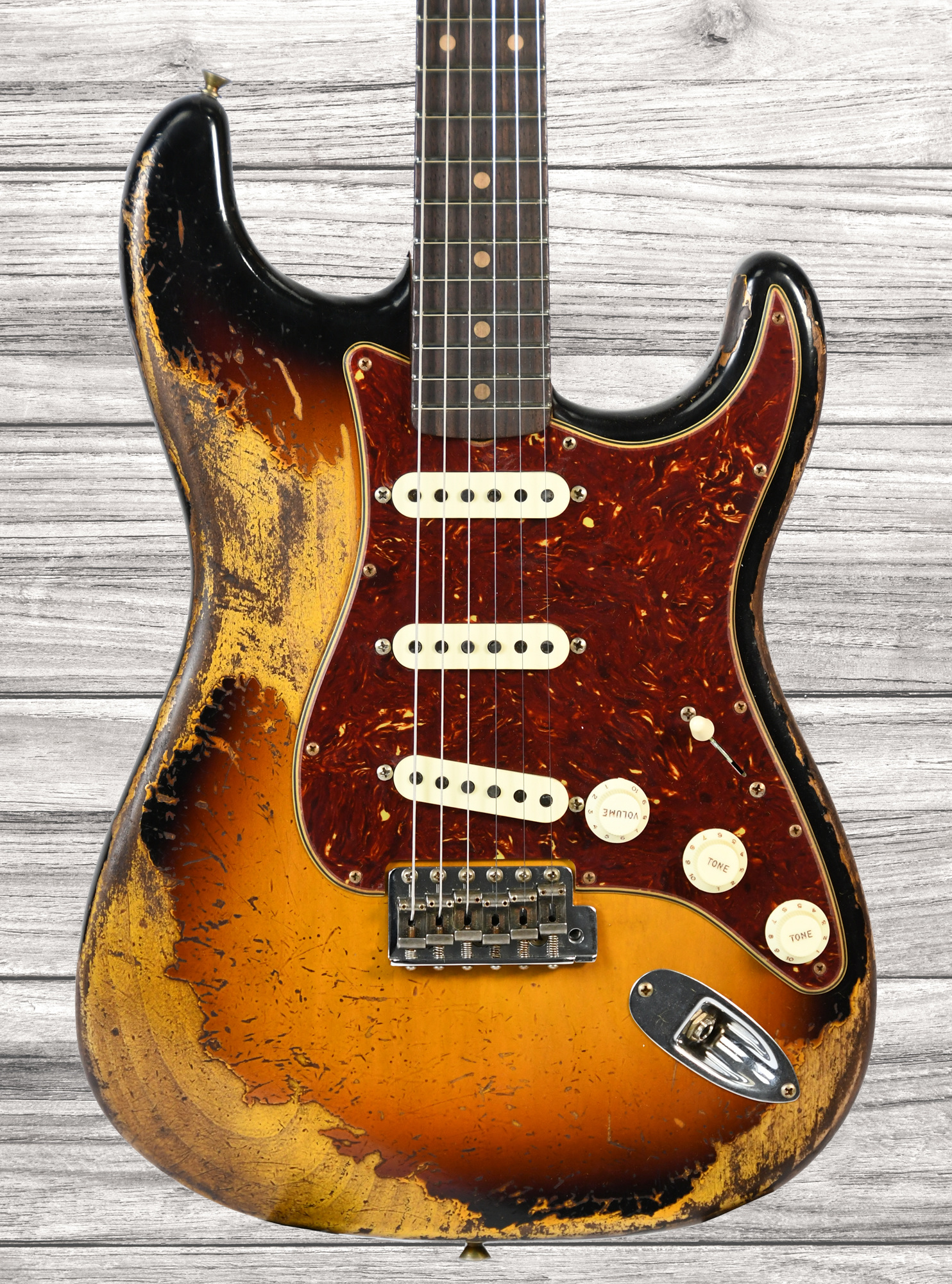 fender-limited-edition-roasted-61-super-heavy-relic-flat-lam-rosewood-fingerboard-aged-3-color-sunburst_63d7d452183e8.jpg