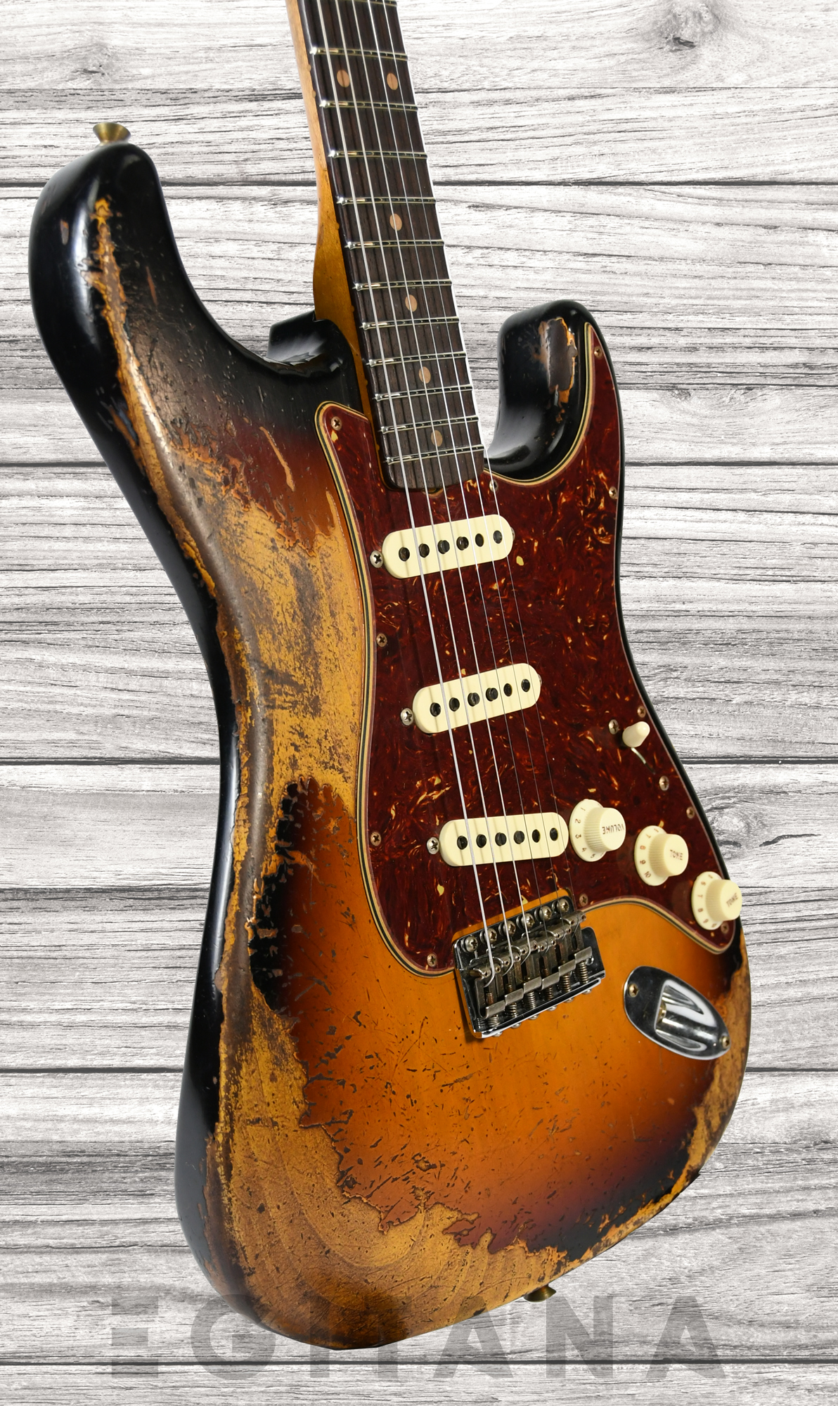 fender-limited-edition-roasted-61-super-heavy-relic-flat-lam-rosewood-fingerboard-aged-3-color-sunburst_63d7d45316e97.jpg