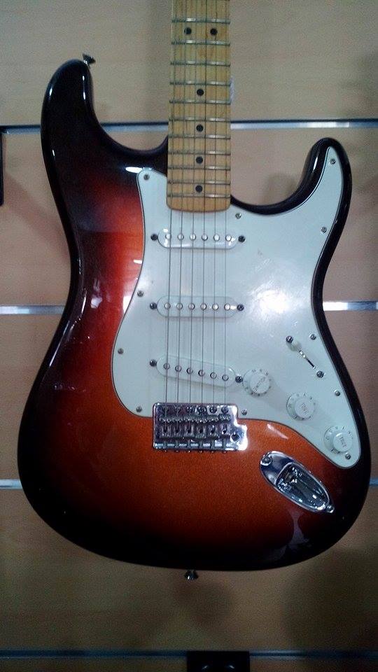 fender-standart-stratocaster-mn-cmb-vista-frontal_56016714bcc66.jpg