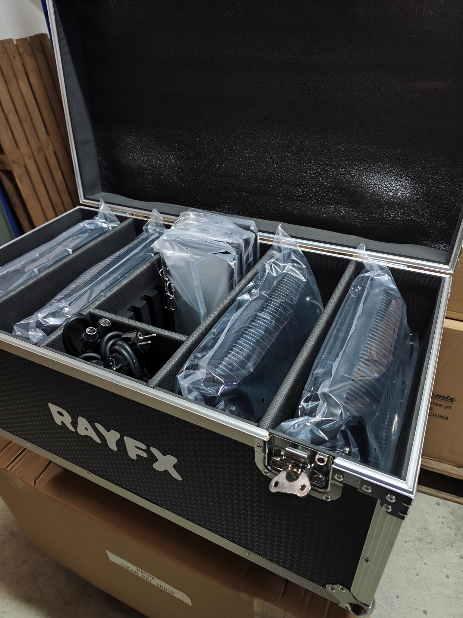 flightcase-para-4-projectores-rayfx-color-wash-480ip_6a7de80888245.jpg