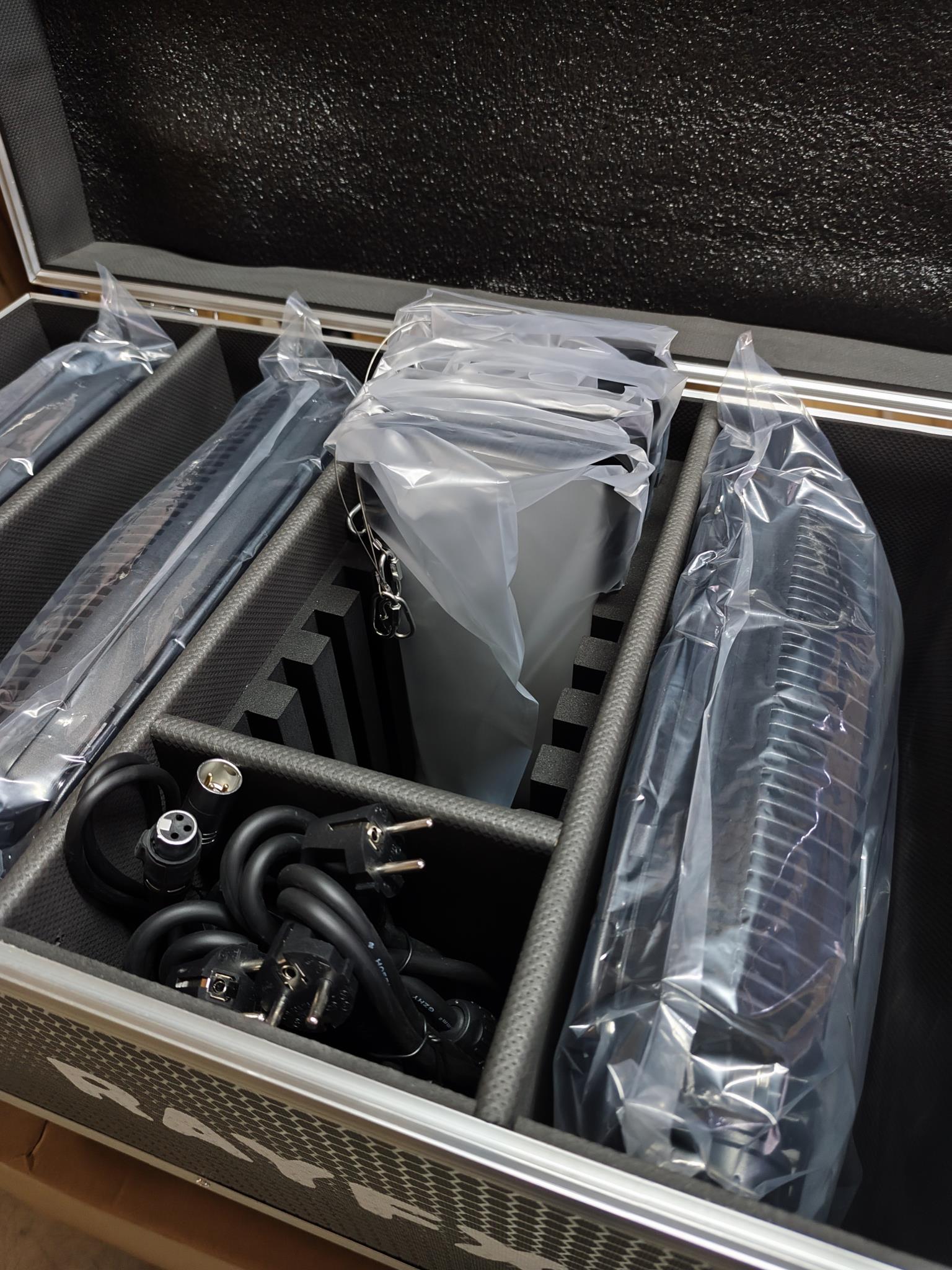 flightcase-para-4-projectores-rayfx-color-wash-480ip_6a7de80a9027a.jpg