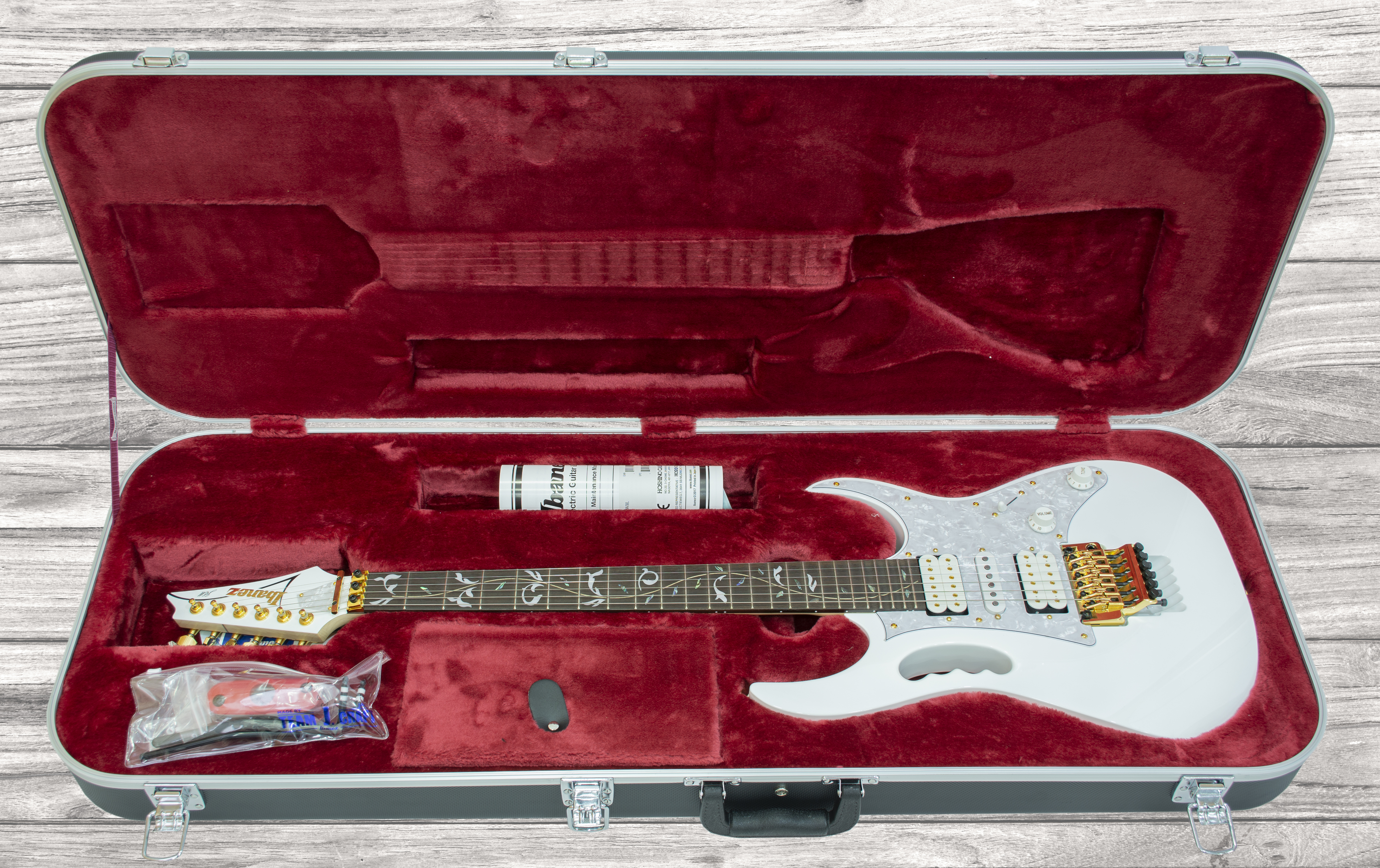 ibanez-steve-vai-signature-jem7v-white_5ecbf158e0fb6.jpg