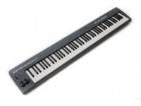 M-Audio Keystation 88 MkII
88 Teclas de tamanho completo semi ponderadas sensíveis à velocidade
Ligação USB-MIDI para tocar instrumentos virtuais, controlar software de gravação e mais
Saída MIDI de 5 pinos para acionar dispositivos MIDI externos
Transporte e botões direcionais permitem-lhe operar a sua DAW a partir do teclado
Pitch bend, modulação e controles de oitava para desempenhos expressivos
Alimentação USB e suporta conectividade plug-and-play para o seu Mac ou PC
Design leve para instalação fácil e portabilidade
Compatibilidade iOS utilizando o Kit de Ligação Apple iPad Camera (vendido em separado)
Inclui o Ableton Live, um poderoso software de desempenho e criação musical
Inclui o SONiVOX Eighty-Eight Ensemble, um instrumento virtual de piano que captura um piano de 9 pés CD327 Steinway
Inclui o AIR Music Tech Xpand!2, uma workstation multi timbre tudo em um
M-Audio Keystation 88 MkII
88 Teclas de tamanho completo semi ponderadas sensíveis à velocidade
Ligação USB-MIDI para tocar instrumentos virtuais, controlar software de gravação e mais
Saída MIDI de 5 pinos para acionar dispositivos MIDI externos
Transporte e botões direcionais permitem-lhe operar a sua DAW a partir do teclado
Pitch bend, modulação e controles de oitava para desempenhos expressivos
Alimentação USB e suporta conectividade plug-and-play para o seu Mac ou PC
Design leve para instalação fácil e portabilidade
Compatibilidade iOS utilizando o Kit de Ligação Apple iPad Camera (vendido em separado)
Inclui o Ableton Live, um poderoso software de desempenho e criação musical
Inclui o SONiVOX Eighty-Eight Ensemble, um instrumento virtual de piano que captura um piano de 9 pés CD327 Steinway
Inclui o AIR Music Tech Xpand!2, uma workstation multi timbre tudo em um