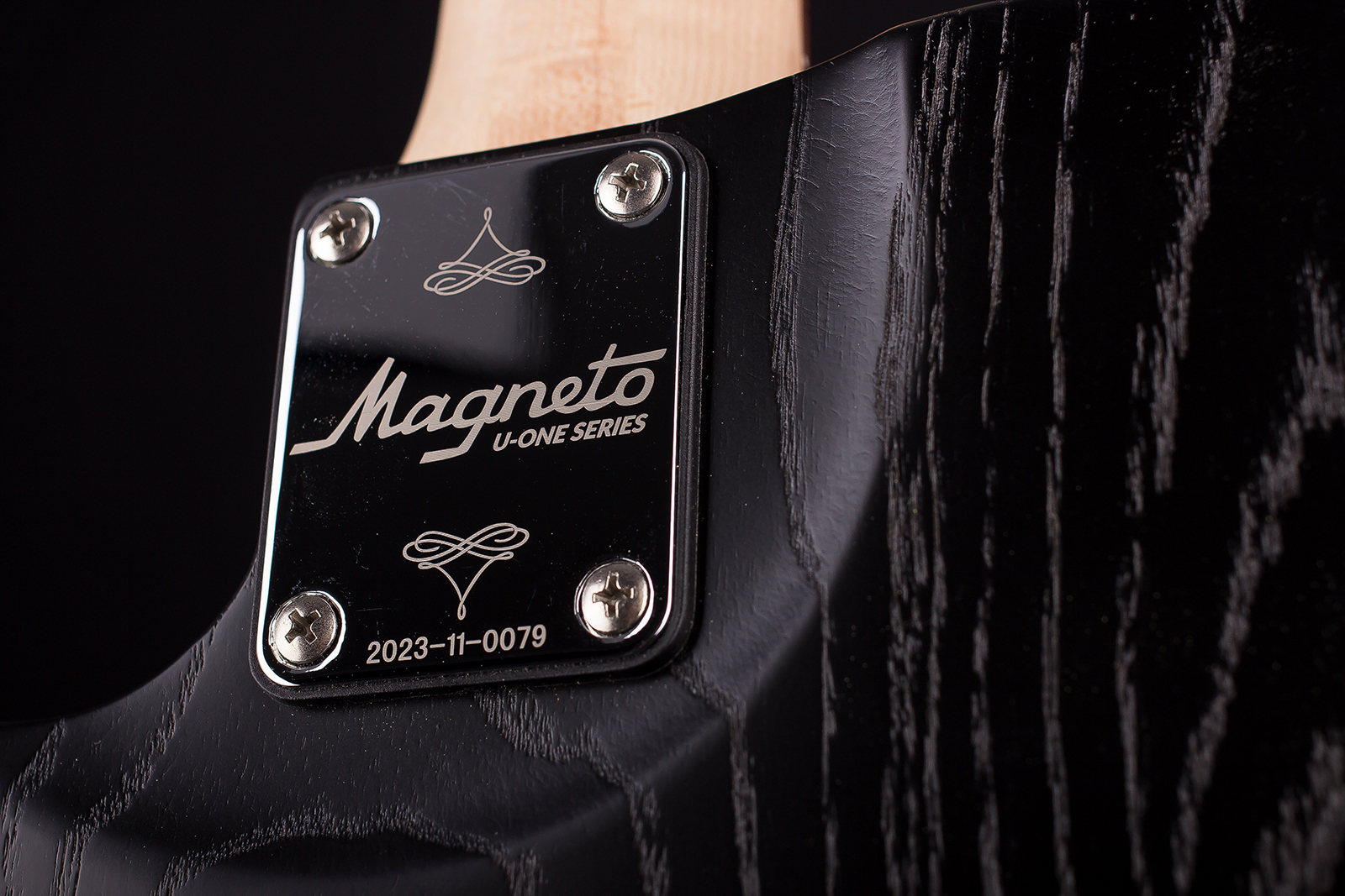 magneto-u-one-u-wave-classic-transparent-black-matte-ash-with-gig-bag_68d666d4d9efa.jpg