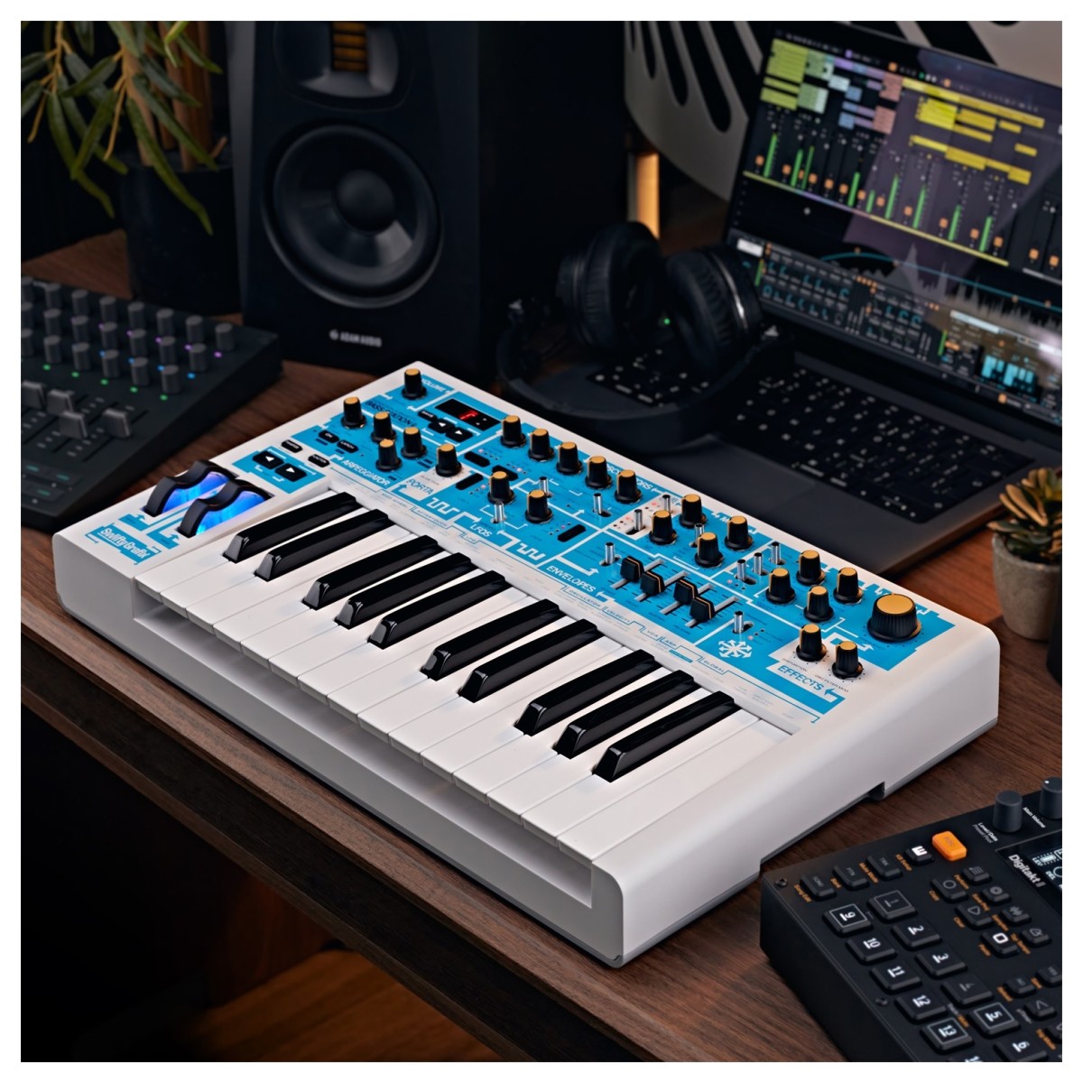 novation-bass-station-ii-swifty-edition_68dbd4c180af2.jpg
