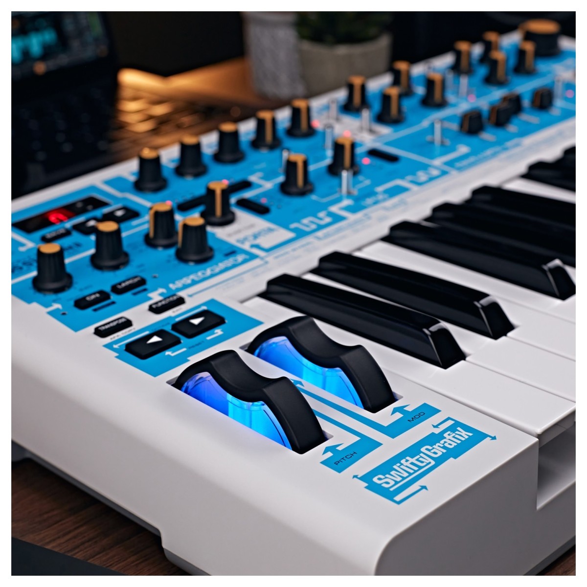 novation-bass-station-ii-swifty-edition_68dbd4c926b9a.jpg