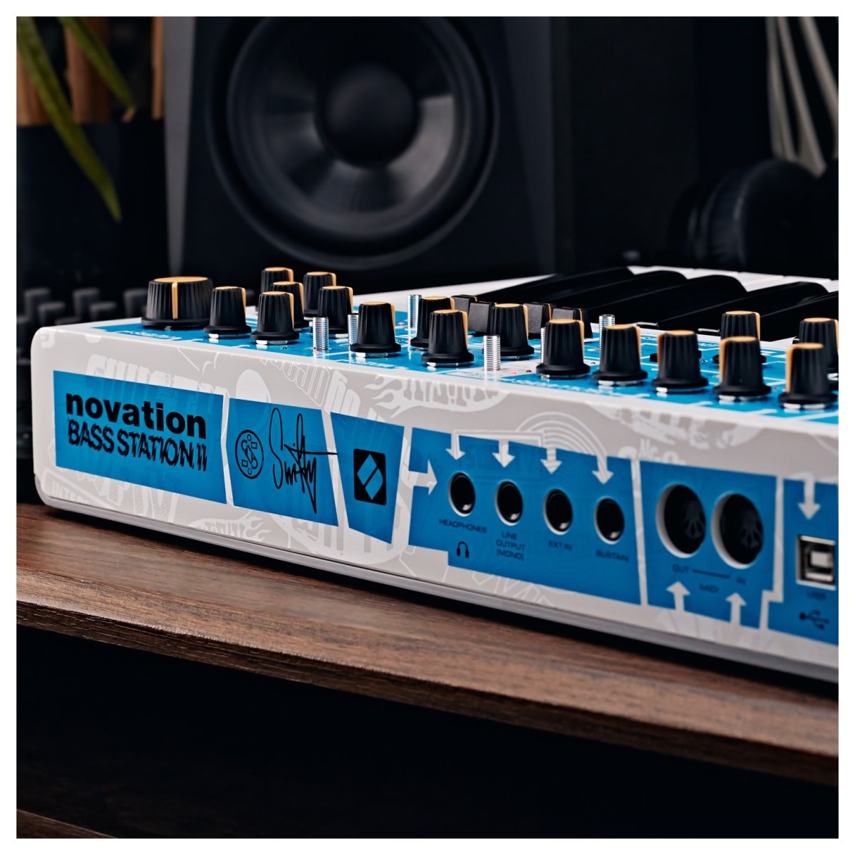 novation-bass-station-ii-swifty-edition_68dbd4cb9b119.jpg