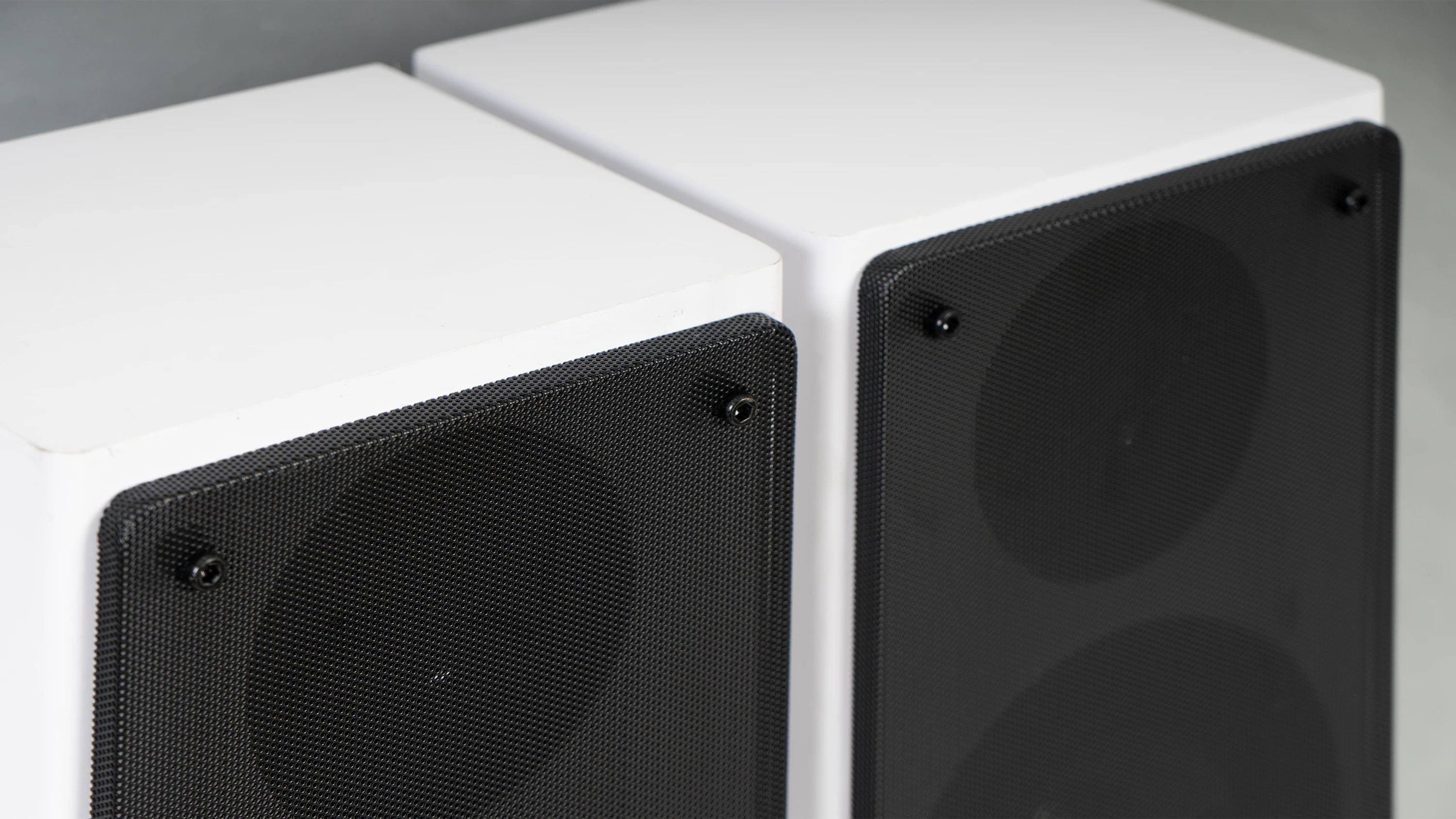 par-de-colunas-ativas-hi-fi-class-220b-brancas_6ac66b8dcacbf.jpg
