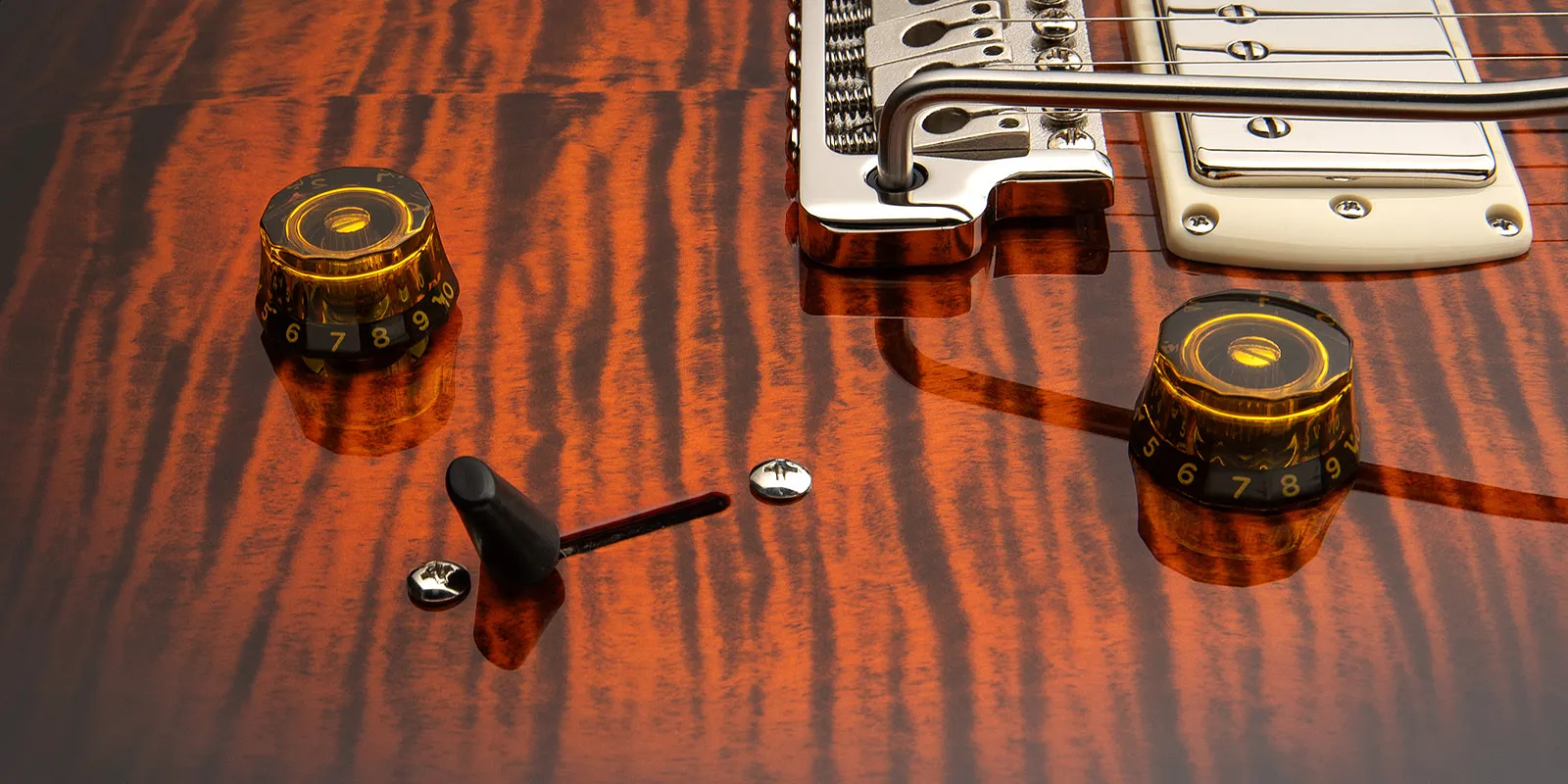 prs-se-studio-orange-tiger-smokeburst-2026_69cb9268cf920.jpg