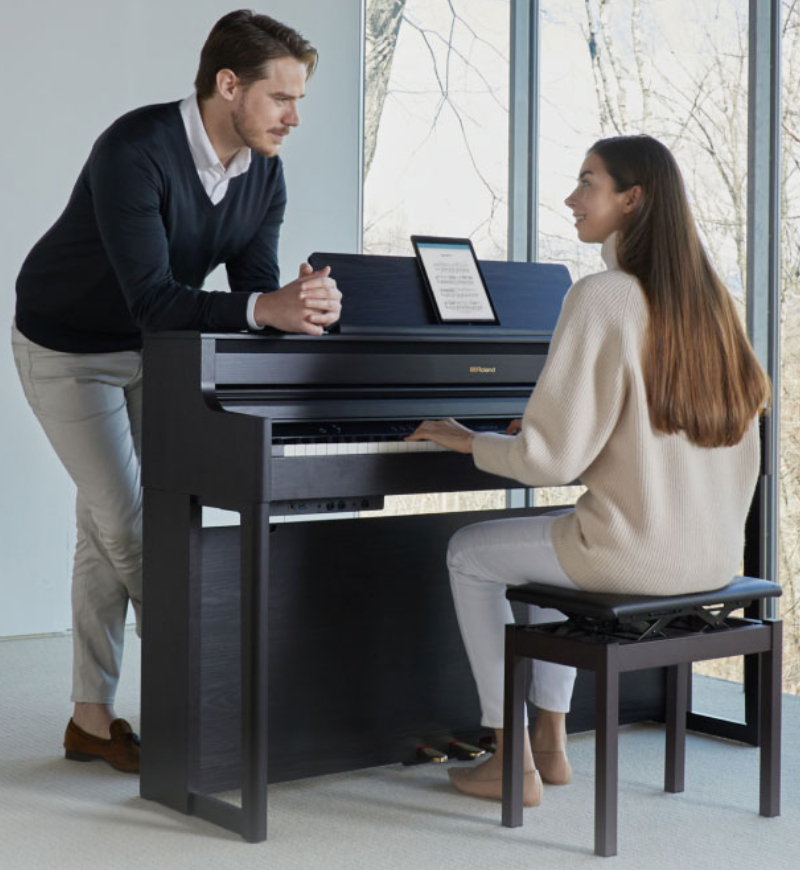 Roland - A Roland e a Skoove Oferecem Aulas de Piano, Online e