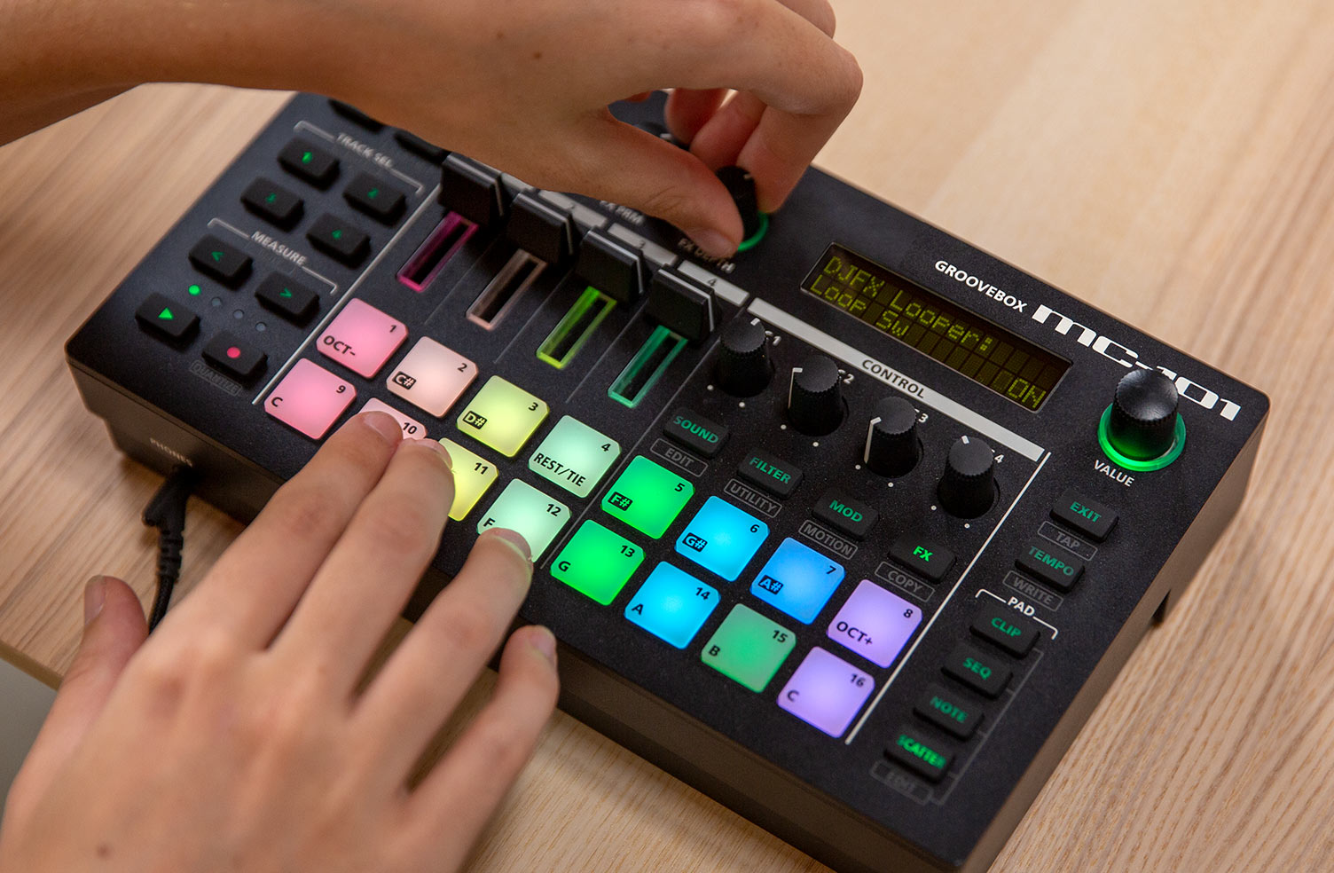 roland-mc-101-groovebox-caixa-de-ritmos-musica-eletronica-tr-808-tr-909-juno-106-sh-101_60dc99499620b.jpg
