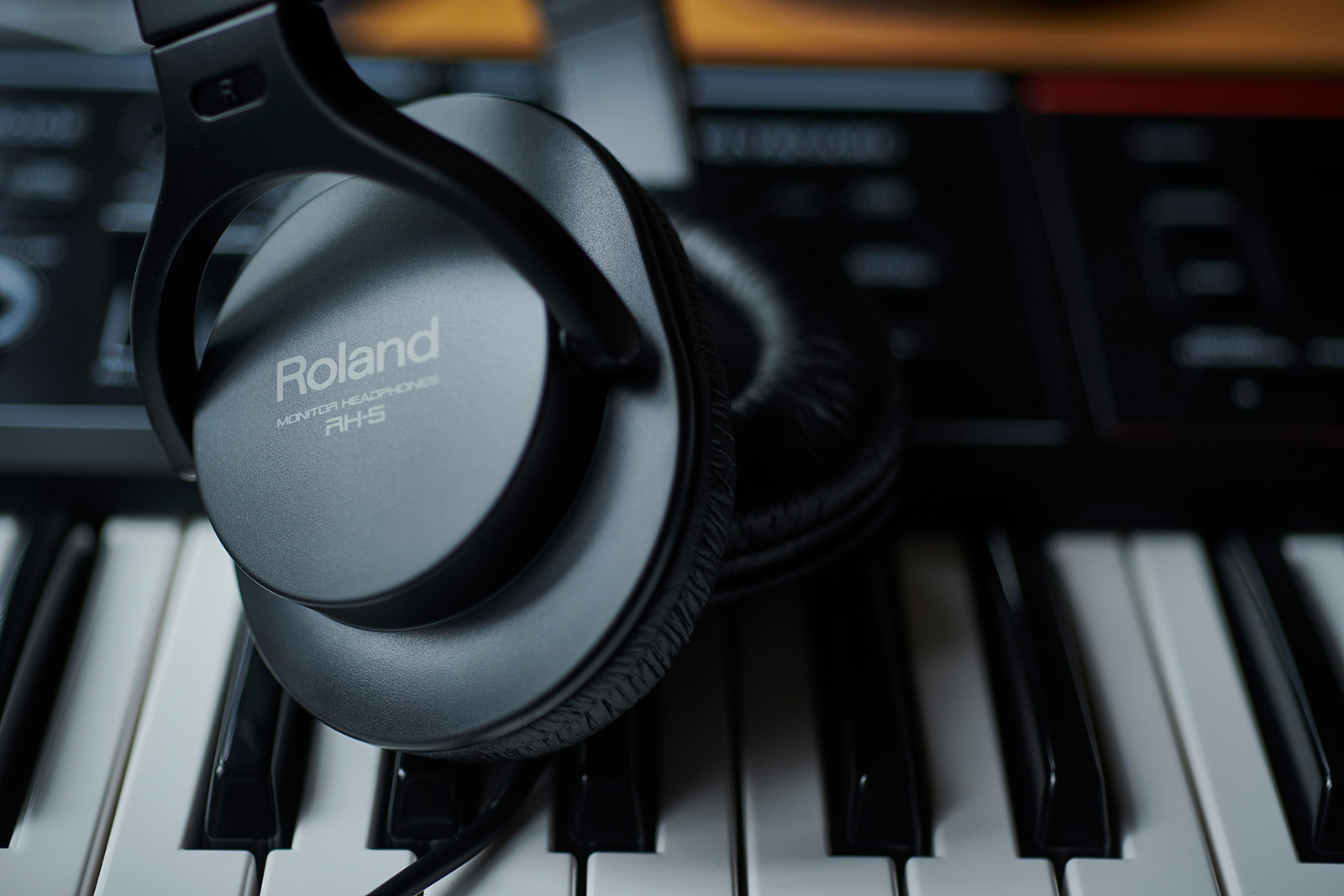 roland-rh-5-auscultadores-estudio-baratos-guitarra-bateria-pianos-sintetizadores-estudio-gravacao-producao_61126d101d605.jpg
