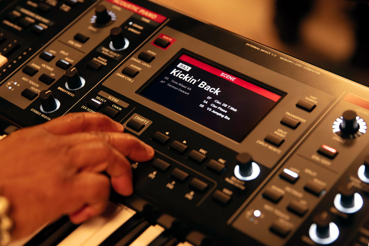 roland-v-stage-76-pro-4-seccoes-piano-acustico-piano-eletrico-orgao-e-sintetizador-76-teclas-aftertouch_67d8473203bce.png