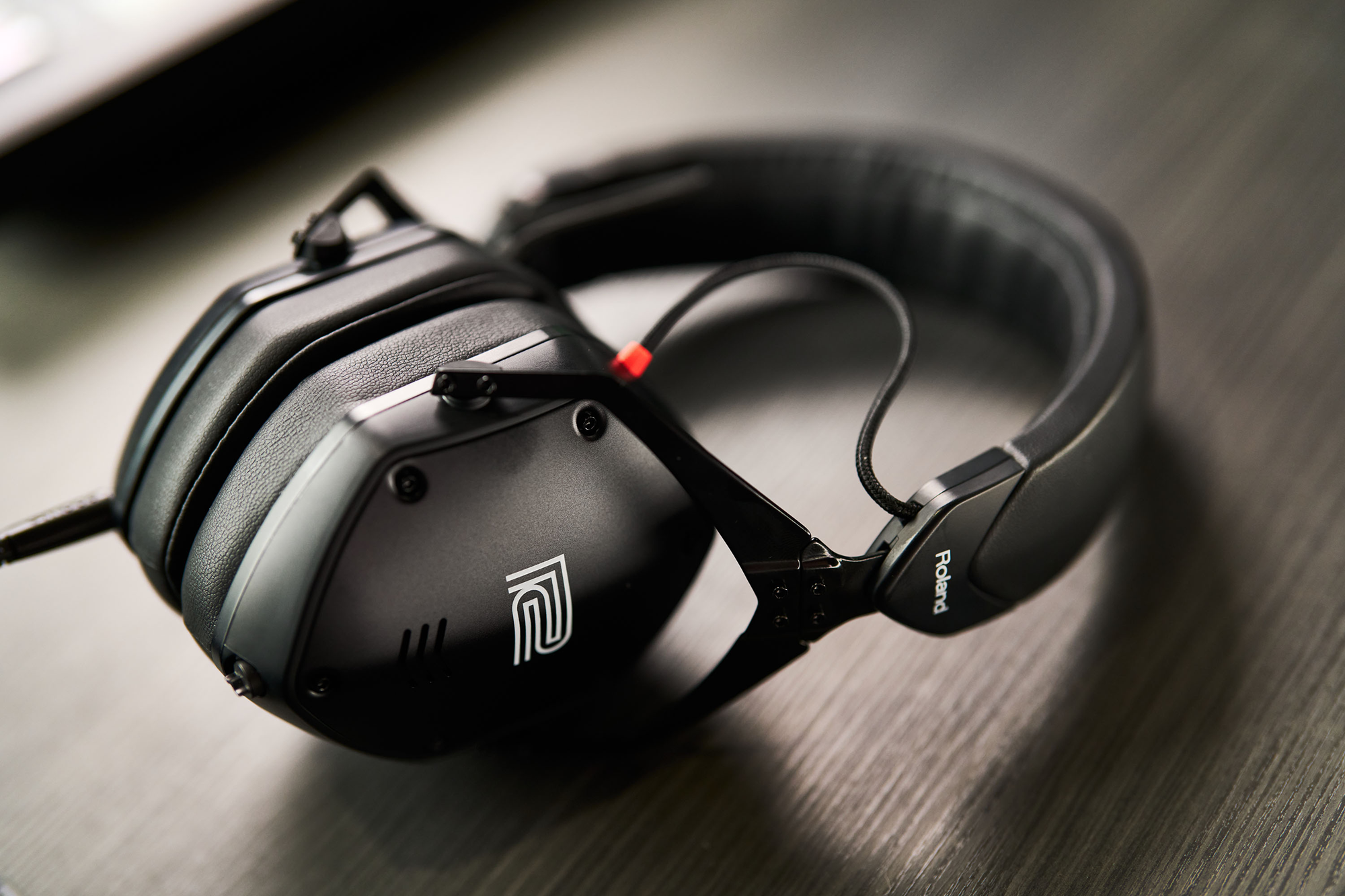 roland-vmh-s100-professional-studio-headphones-hi-res-audio_67bd8ea300698.png